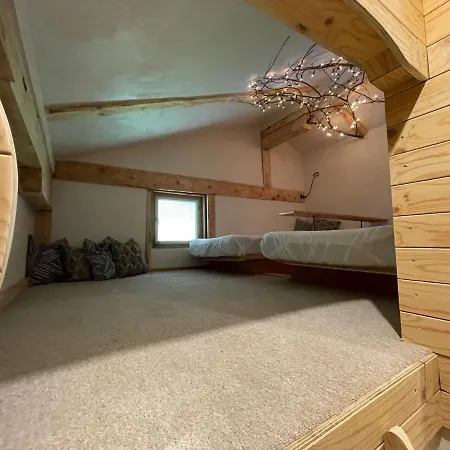 Backyard Mountain Hostal Mayrhofen